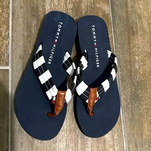Tommy Hilfiger Flip flops NWOT
Size 8